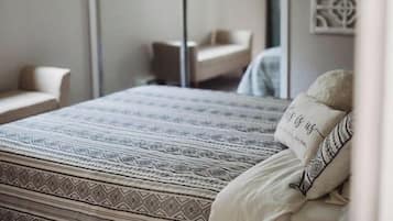1 habitación, escritorio, tabla de planchar con plancha y cuna de viaje