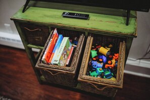 Game room - Raven’s Nest - Cozy, Northern Lights, Private (North Pole)