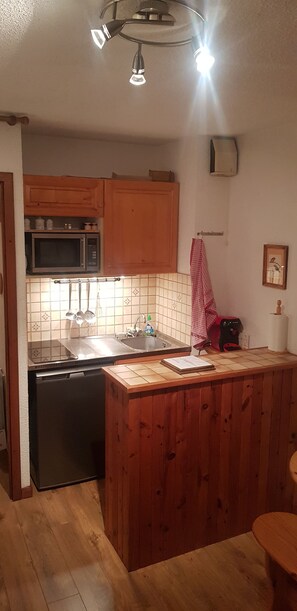 Micro-ondes, plaque de cuisson, cafetière/bouilloire