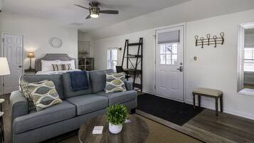 1 slaapkamer, een bureau, een strijkplank/strijkijzer, gratis wifi