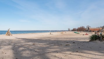 Beach nearby, sun loungers, beach towels