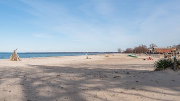 Beach nearby, sun-loungers, beach towels