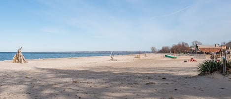 Una spiaggia nelle vicinanze, lettini da mare, teli da spiaggia