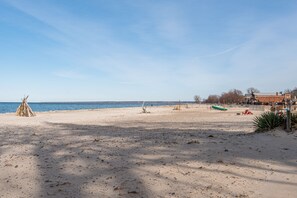 Nära stranden, solstolar och strandhanddukar