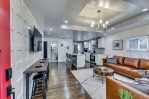 Living area - TheRedDoorBnbATL! Atlanta's Luxe Retreat! (Atlanta)