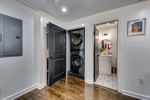 Interior - TheRedDoorBnbATL! Atlanta's Luxe Retreat! (Atlanta)