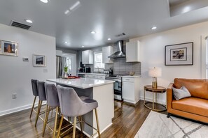 Interior - TheRedDoorBnbATL! Atlanta's Luxe Retreat! (Atlanta)