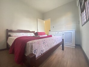 1 chambre, fer et planche à repasser, Wi-Fi gratuit, draps fournis