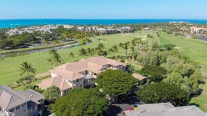 Um campo de golfe com um clube e edifícios residenciais.