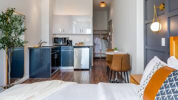 Studio Suite with Balcony - 2 Full Beds | Private kitchenette