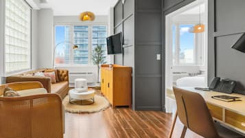 Habitación | Área de sala de estar | Smart TV de 42 pulgadas con canales por cable, televisión y impresora