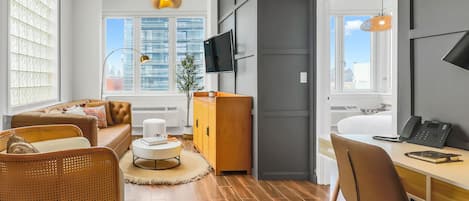 1 BR Manhattan View Suite - King Bed | Living area