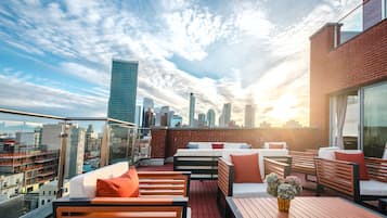 Studio Suite with Skydeck - Full Bed | City view