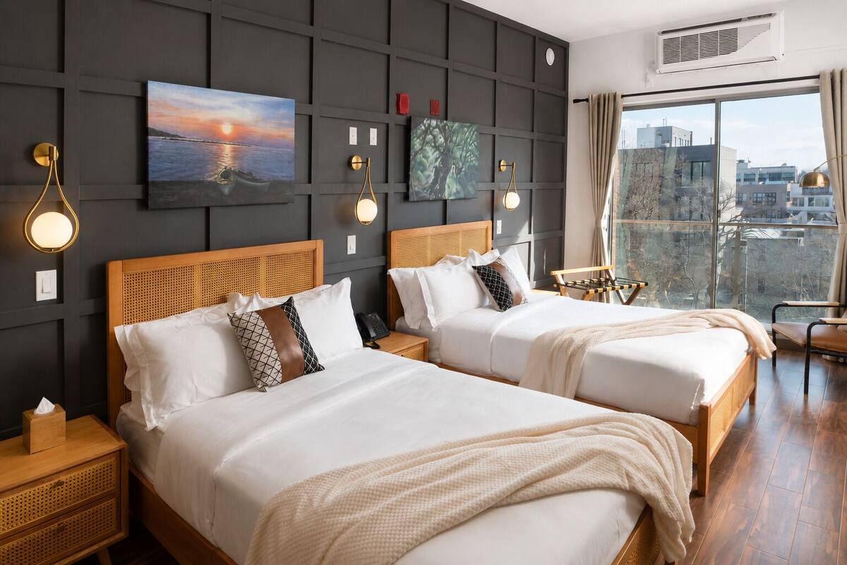 Studio Suite with Balcony - 2 Queen Beds | 客房內保險箱、熨斗/熨衣板、床單