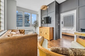 Zimmer | Wohnbereich | 42-Zoll-Smart-TV mit Kabelempfang, Fernseher, Drucker