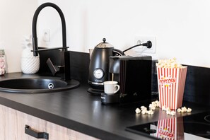 Kjøleskap, mikrobølgeovn, kokeplater og oppvaskmaskin
