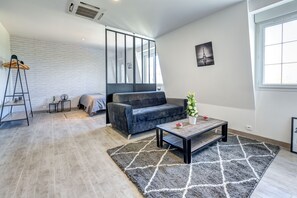 旅行婴儿床、免费 WiFi、床单