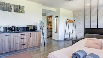 Travel crib, free WiFi, bed sheets