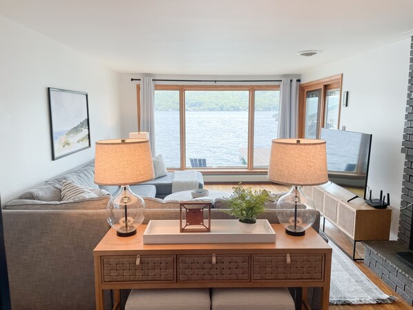 Smart TV, fireplace