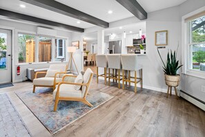 TV, peis, bøker og stereoanlegg