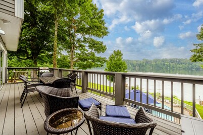 Lake House Retreat with a Pool