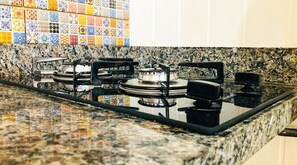 Geladeira, micro-ondas, cooktop, chaleira elétrica
