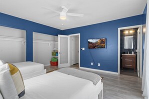 3 chambres, fer et planche à repasser, Wi-Fi, draps fournis