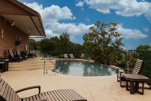 Outdoor pool - Panoramic Penthouse Near Silver Dollar City/Sleeps 6 (Branson)
