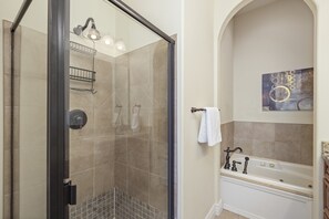 Dusche, Whirlpool, Haartrockner, Handtücher