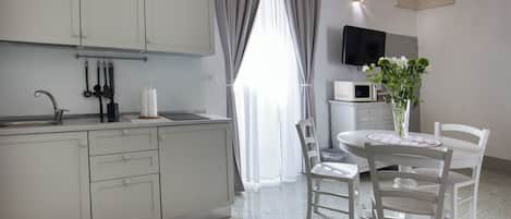 Frigorífico, microondas, placa de cocina y cafetera o tetera