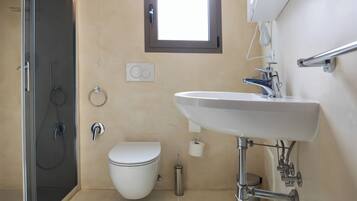 Dusche, Haartrockner, Bidet, Handtücher