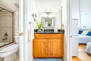 Combined shower/tub, hair dryer, towels - Gorgeous, Peaceful Island Retreat-3 Bedroom-2 Bath (North Captiva)