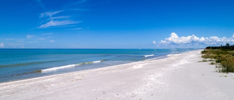 Beach nearby, sun loungers, beach towels