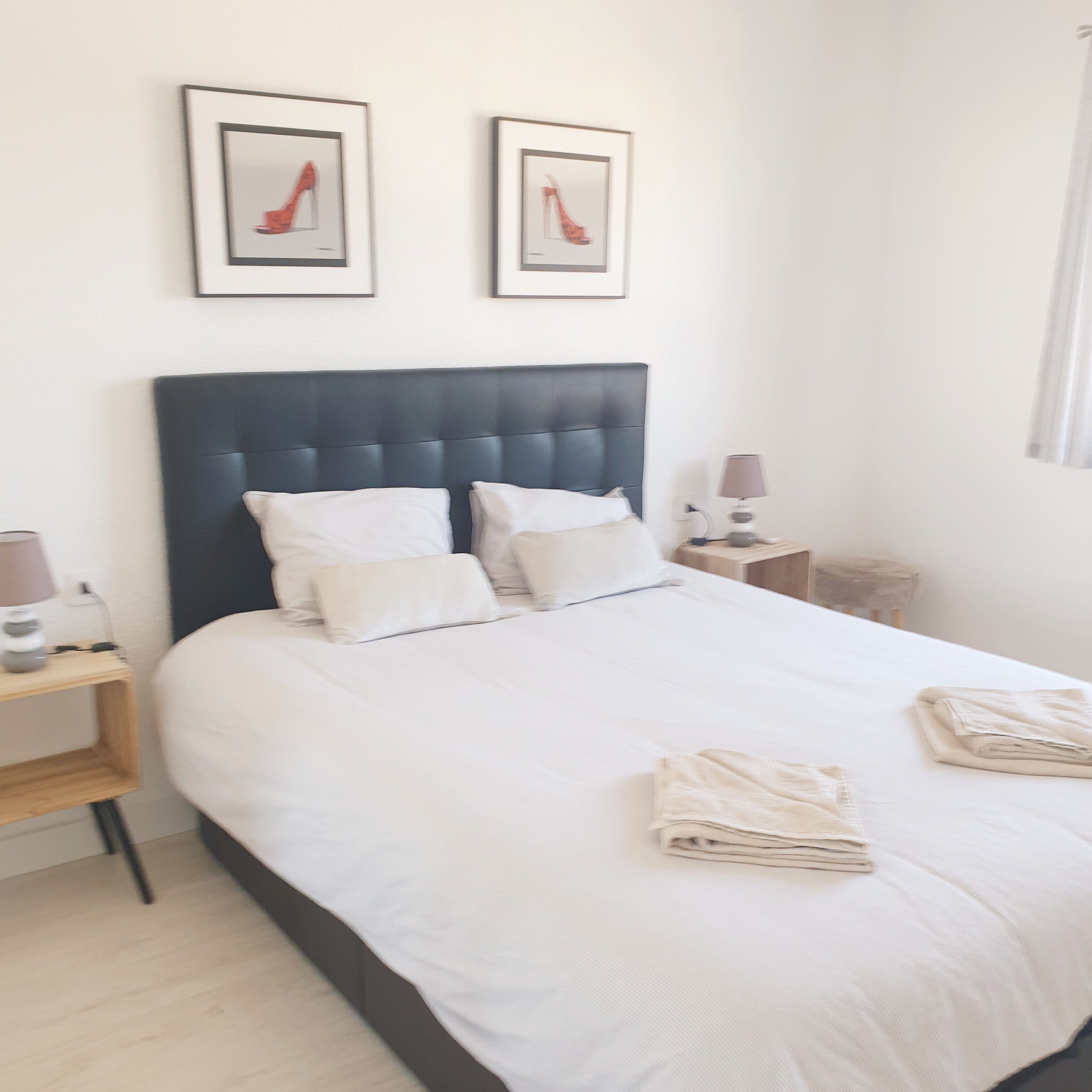 2 quartos, ferros/tábuas de passar roupa, berço de viagem