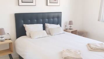 2 quartos, ferros/tåbuas de passar roupa, berço de viagem