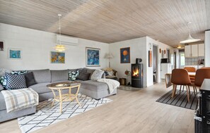 Fireplace - Lovely home in Juelsminde with kitchen (Juelsminde)