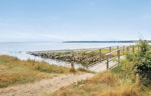 بالقرب من الشاطئ