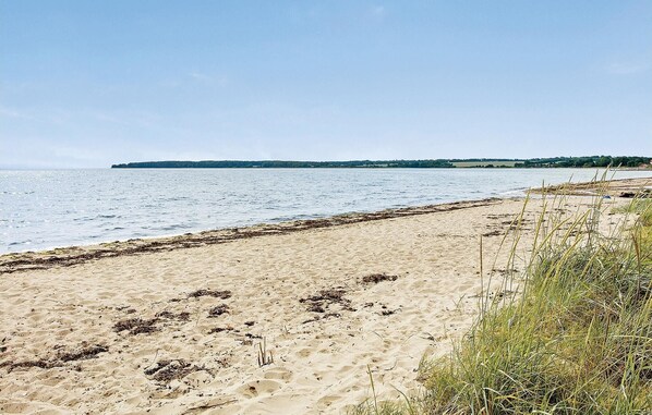 Beach nearby - Lovely home in Juelsminde with kitchen (Juelsminde)