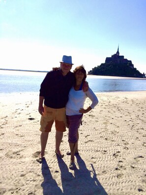 On the beach, sun loungers - Lovely gite in a peaceful area near the coast, in the Bay of Mont-Saint-Michel (Tirepied-sur-Sée)