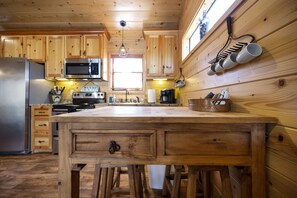 Réfrigérateur, micro-ondes, plaque de cuisson, lave-vaisselle