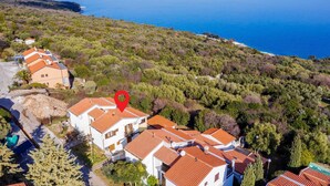 A residential area with houses featuring red-tiled roofs, surrounded by greenery and overlooking a large body of water. - Nice apartment in Labin with house sea view (Labin)