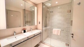 Apartment (2 Bedrooms) | Badezimmer | Handtücher