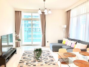 아파트 (2 Bedrooms) | 거실 | 위성 채널 시청이 가능한 0cm 플라스마 TV, TV