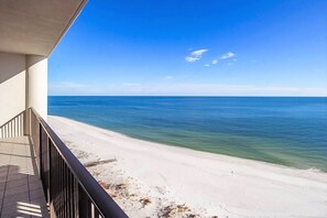 On the beach - The Oasis -Phoenix West ll Fabulous Condo Rental with same level parking (Orange Beach)