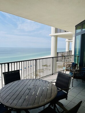 Outdoor dining - The Oasis -Phoenix West ll Fabulous Condo Rental with same level parking (Orange Beach)
