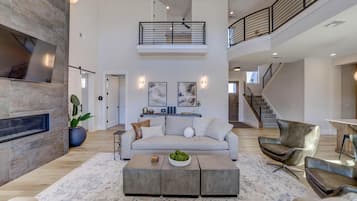 Smart TV, caminetto, videogiochi, tavolo da calcetto