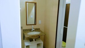 Chuveiro, secador de cabelo, toalhas de banho, sabonete