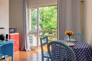 Dining - Studio Garden, beautiful studio with balcony and pool (SC)