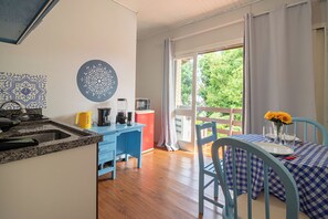 Dining tables - Studio Garden, beautiful studio with balcony and pool (SC)