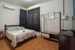 1 bedroom, free WiFi, bed sheets - Studio Garden, beautiful studio with balcony and pool (SC)
